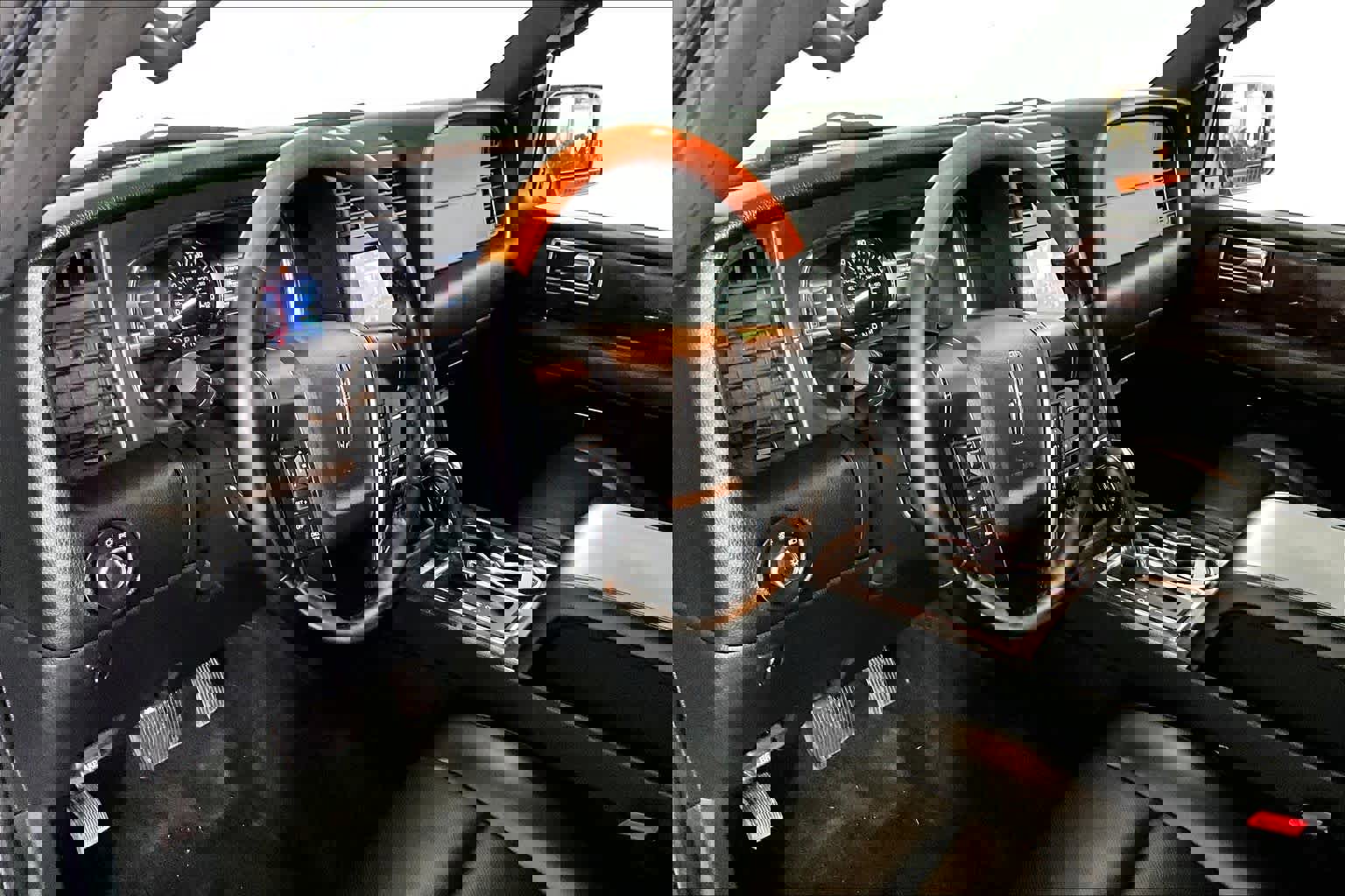 Used 2017 Lincoln Navigator Select image 18