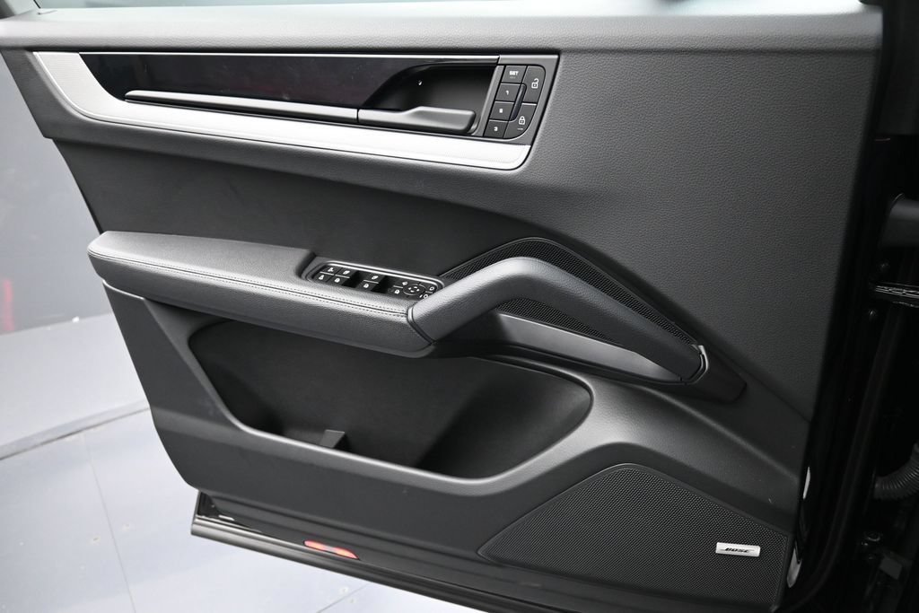 Certified 2025 Porsche Cayenne AWD/4WD image 24