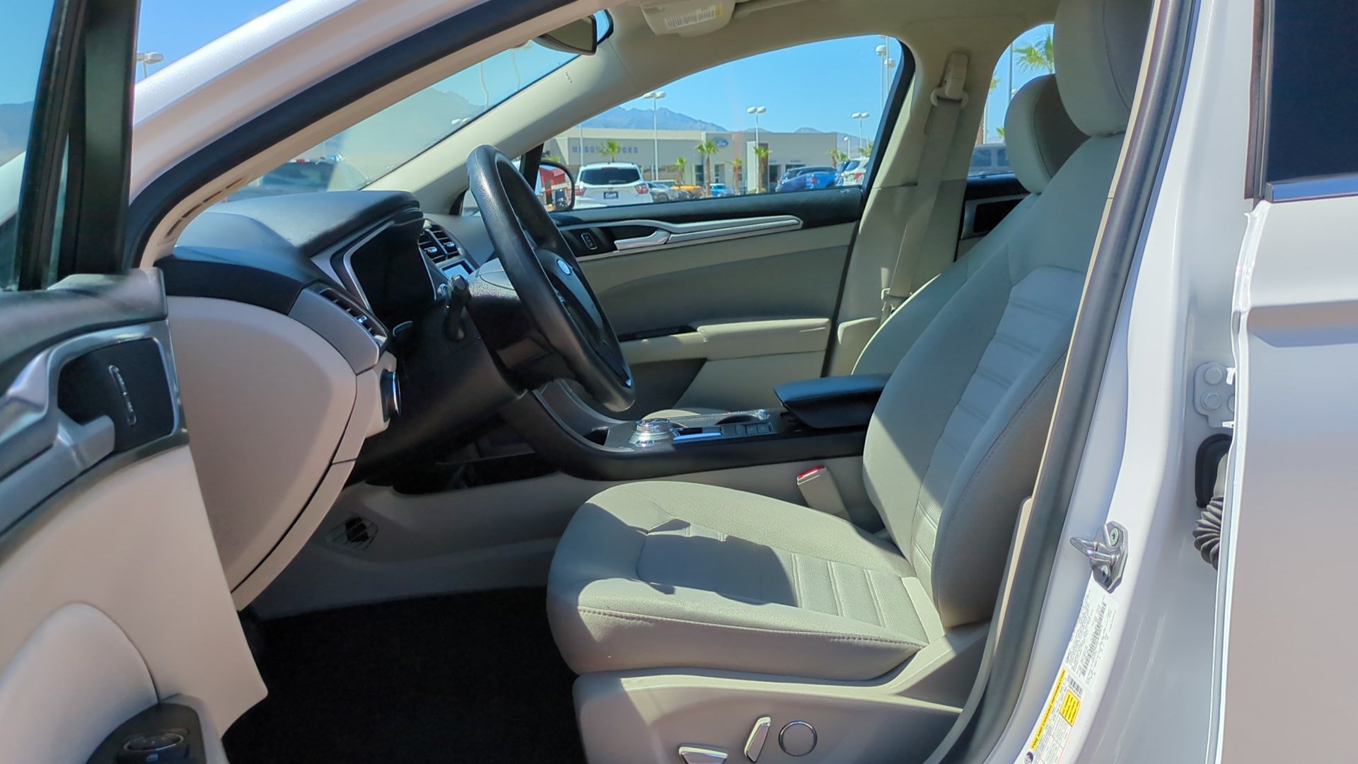 Used 2020 Ford Fusion SE FWD image 14