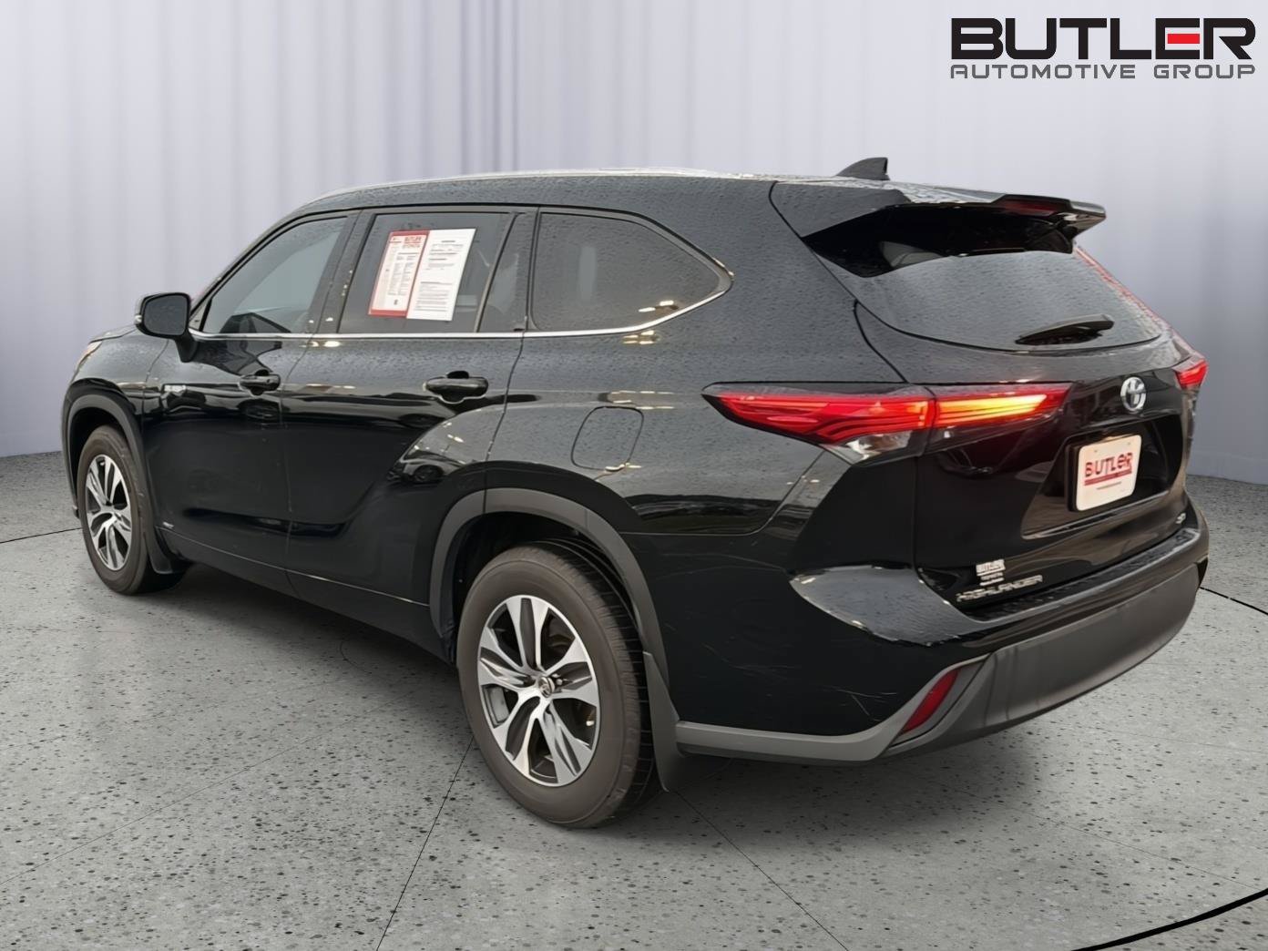 Certified 2021 Toyota Highlander XLE AWD/4WD image 4