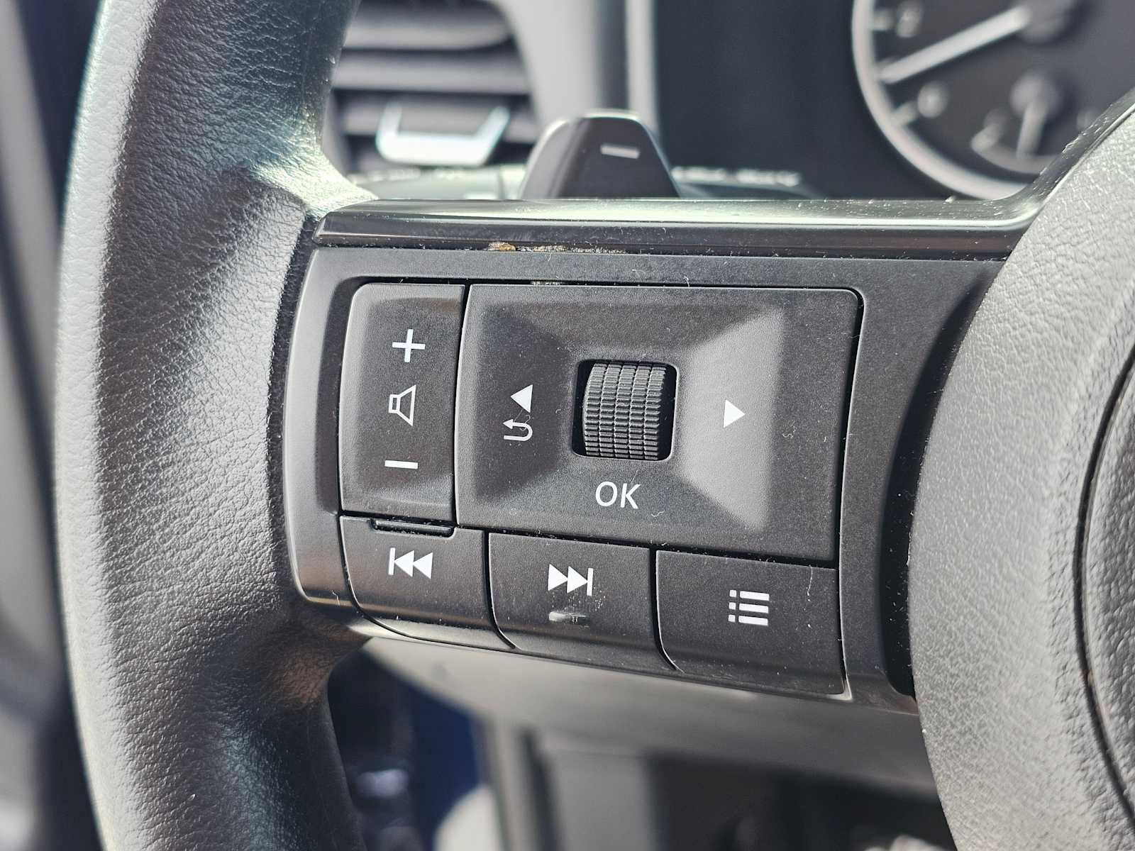 Used 2024 Nissan Rogue SV image 28