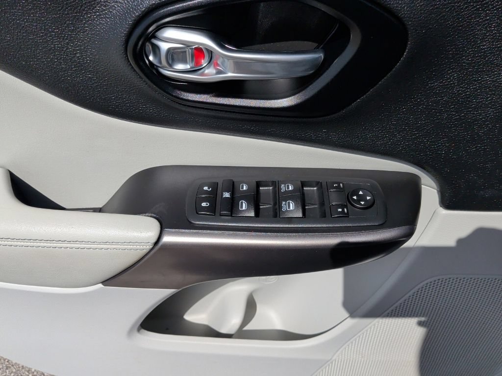 Used 2020 Jeep Cherokee Latitude Plus FWD image 11