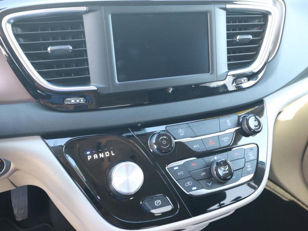 Used 2023 Chrysler Voyager LX image 19