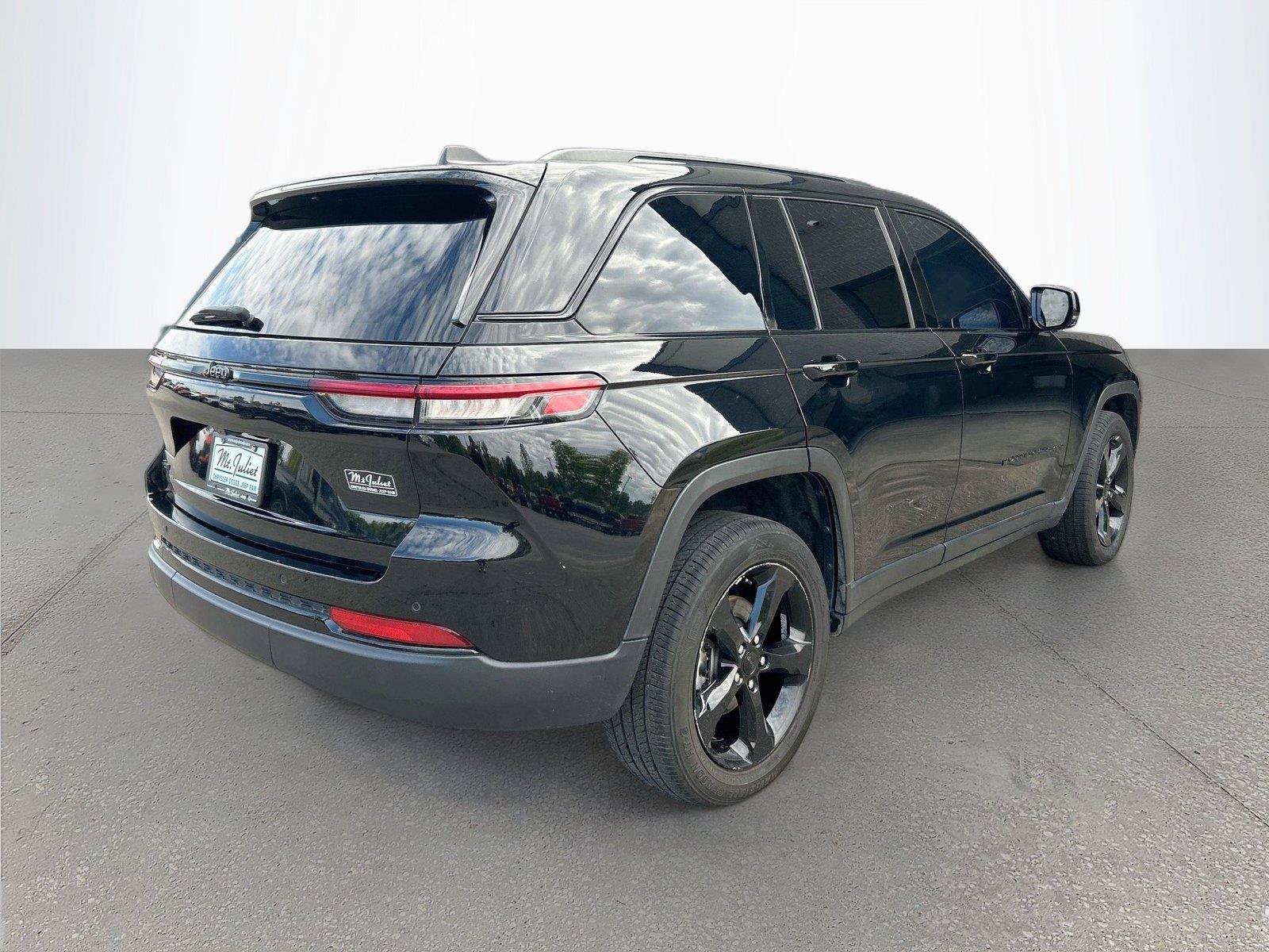 Used 2023 Jeep Grand Cherokee Altitude AWD/4WD image 4