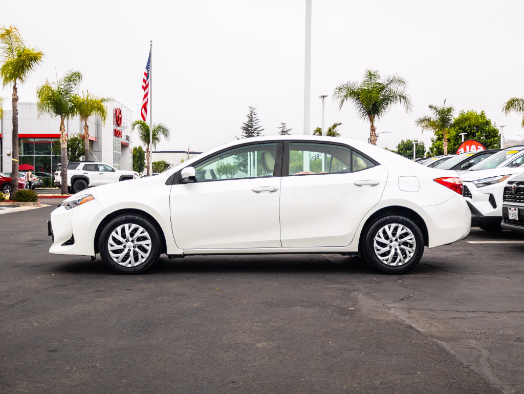 Used 2017 Toyota Corolla LE w/ Carpet Mat Package (TMS) FWD image 4