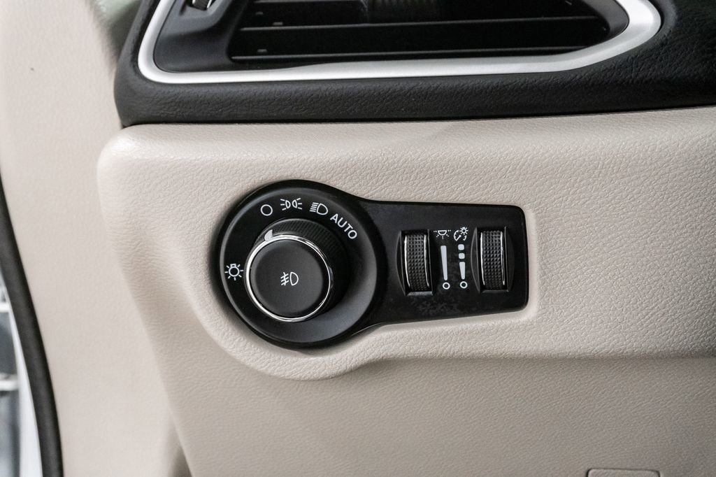 Used 2023 Chrysler Pacifica Touring-L FWD image 15
