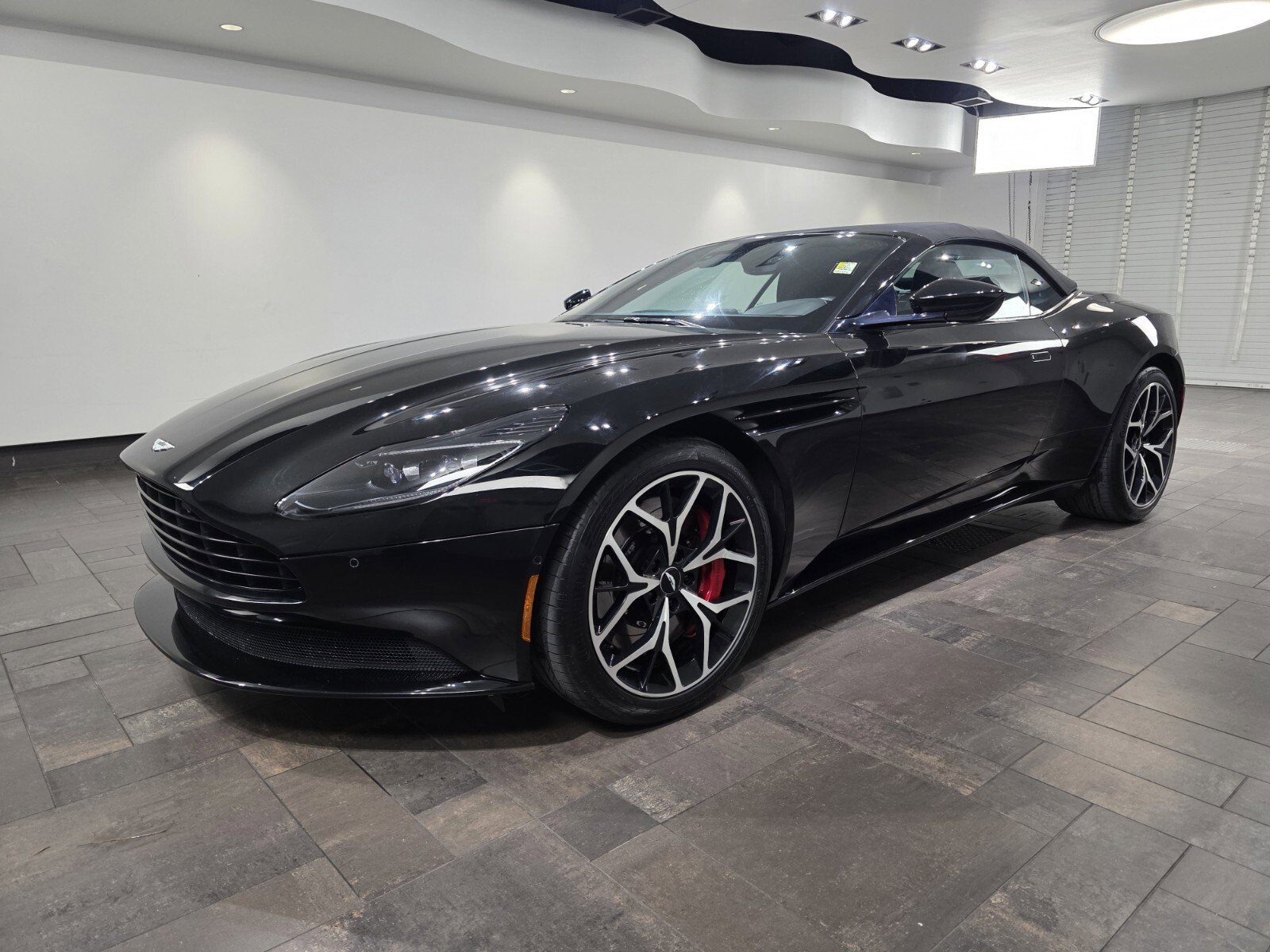 Used 2019 Aston Martin DB11 Volante image 26