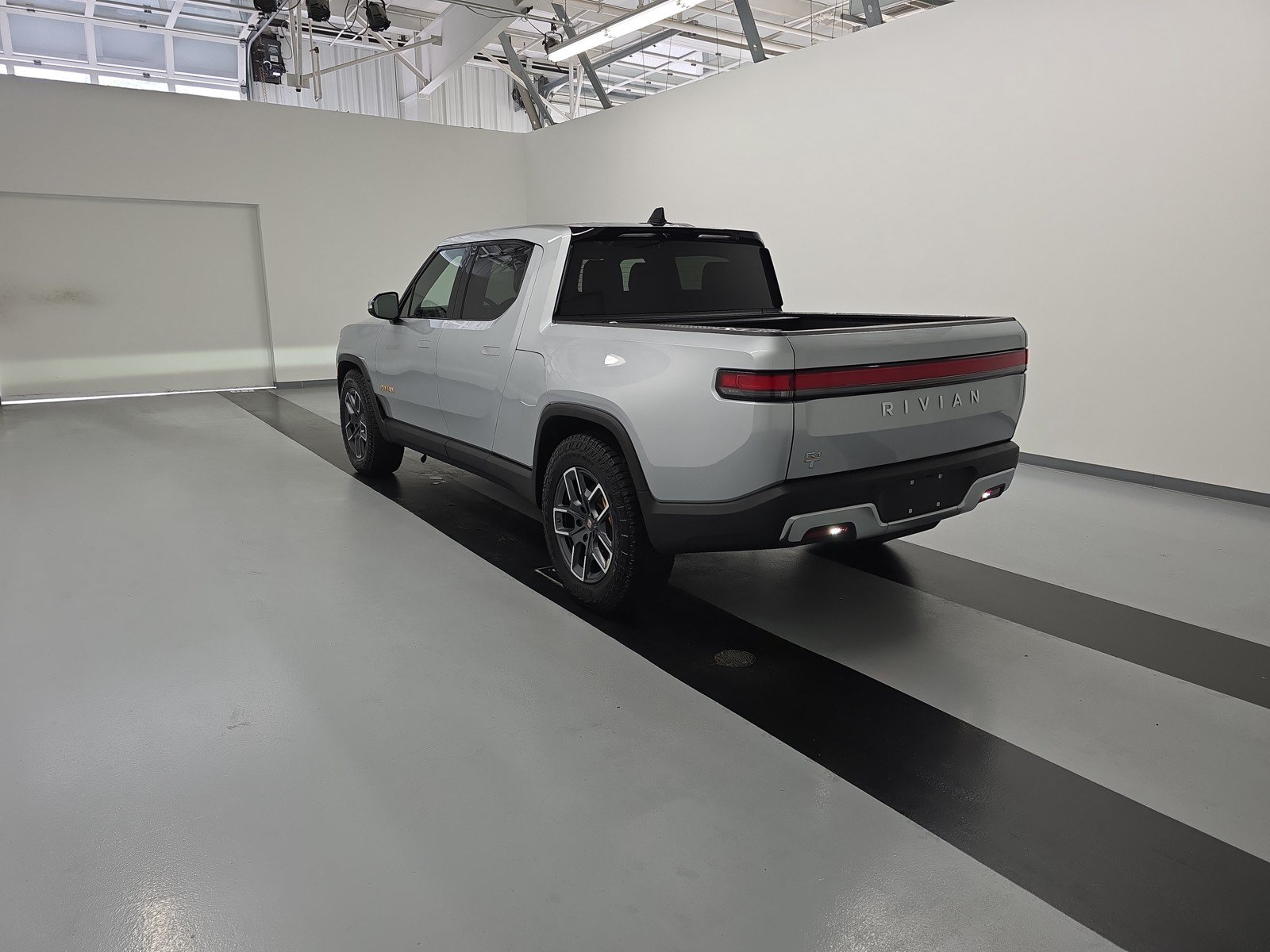 Used 2022 Rivian R1T Adventure AWD/4WD image 3