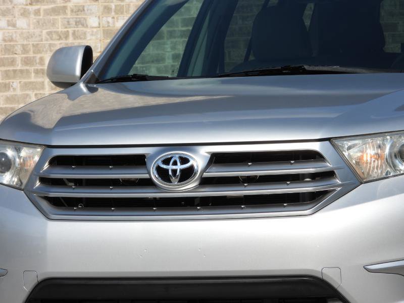 Used 2012 Toyota Highlander SE w/ Tow Pkg FWD image 3