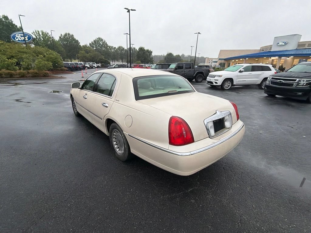 Used 2001 Lincoln Town Car Signature RWD image 16
