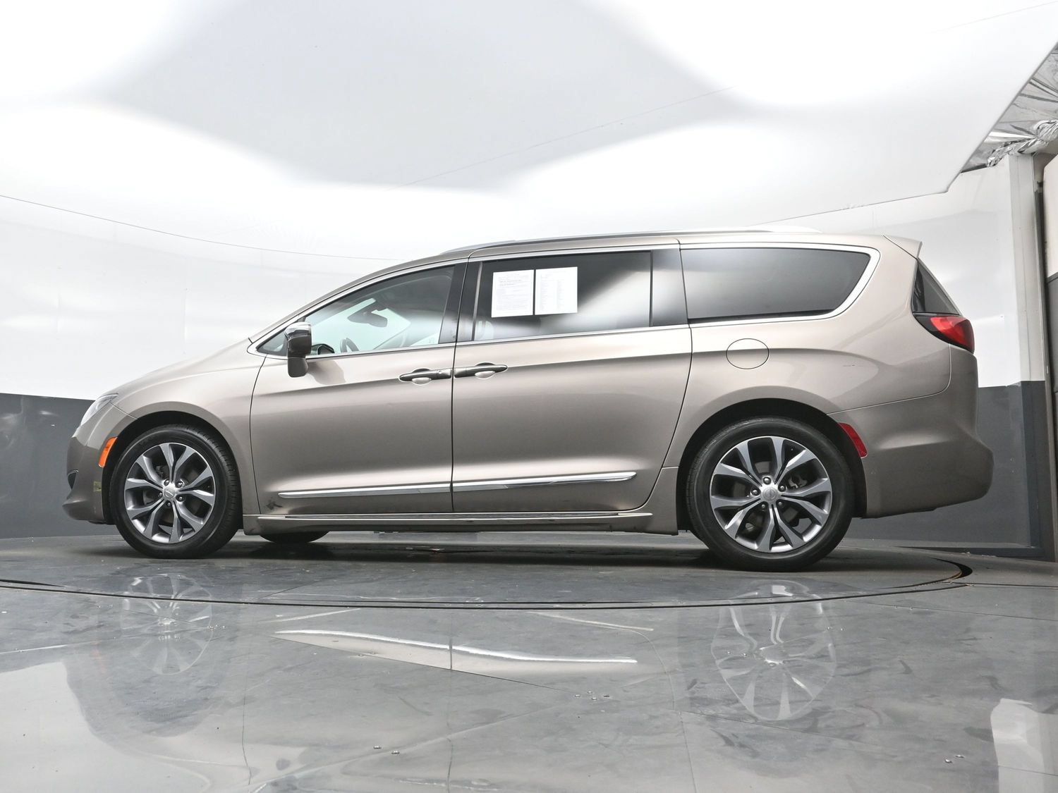 Used 2017 Chrysler Pacifica Limited FWD image 28