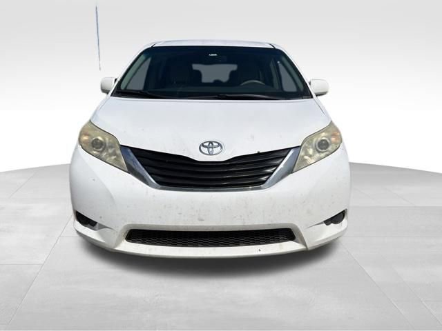 Used 2012 Toyota Sienna LE image 2