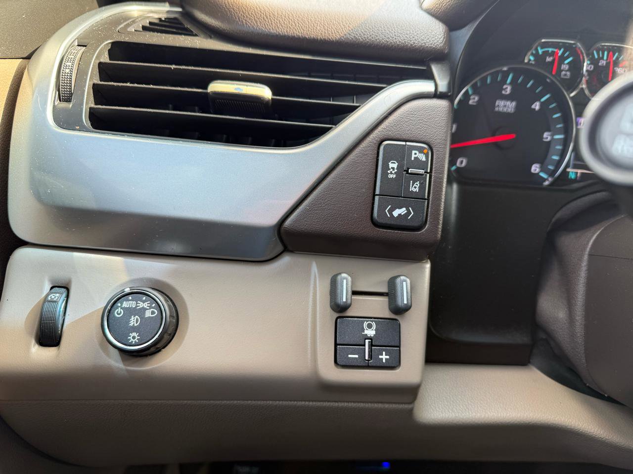 Used 2015 Chevrolet Tahoe LT w/ Luxury Package RWD image 29