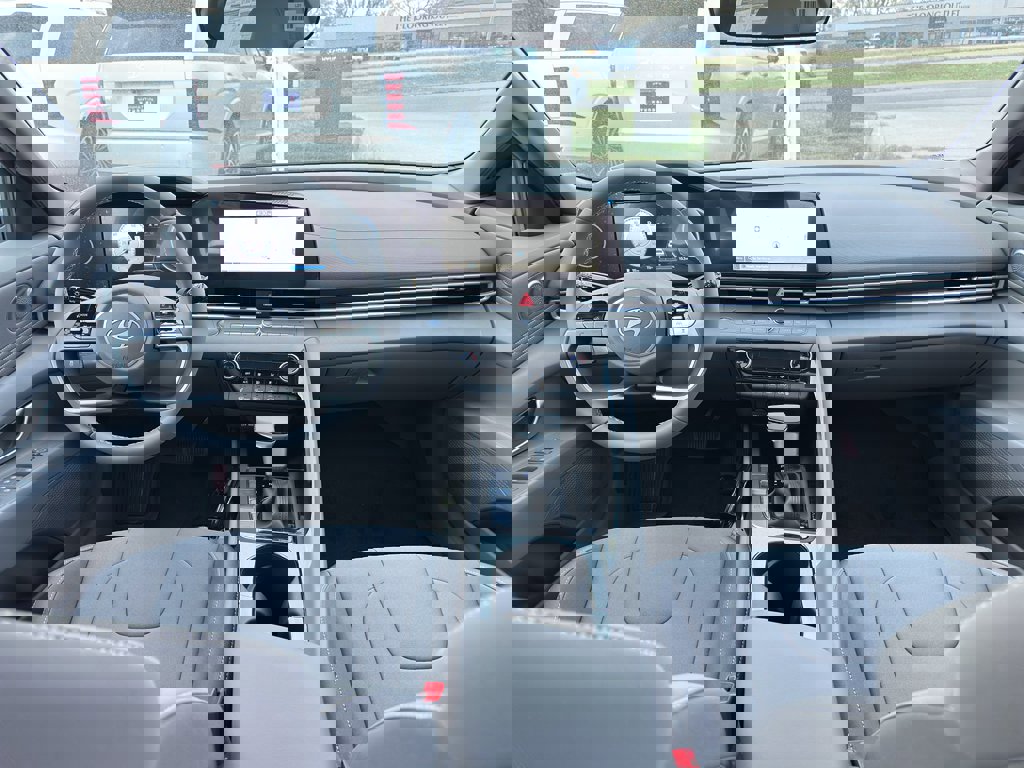 New 2025 Hyundai Elantra SEL image 11