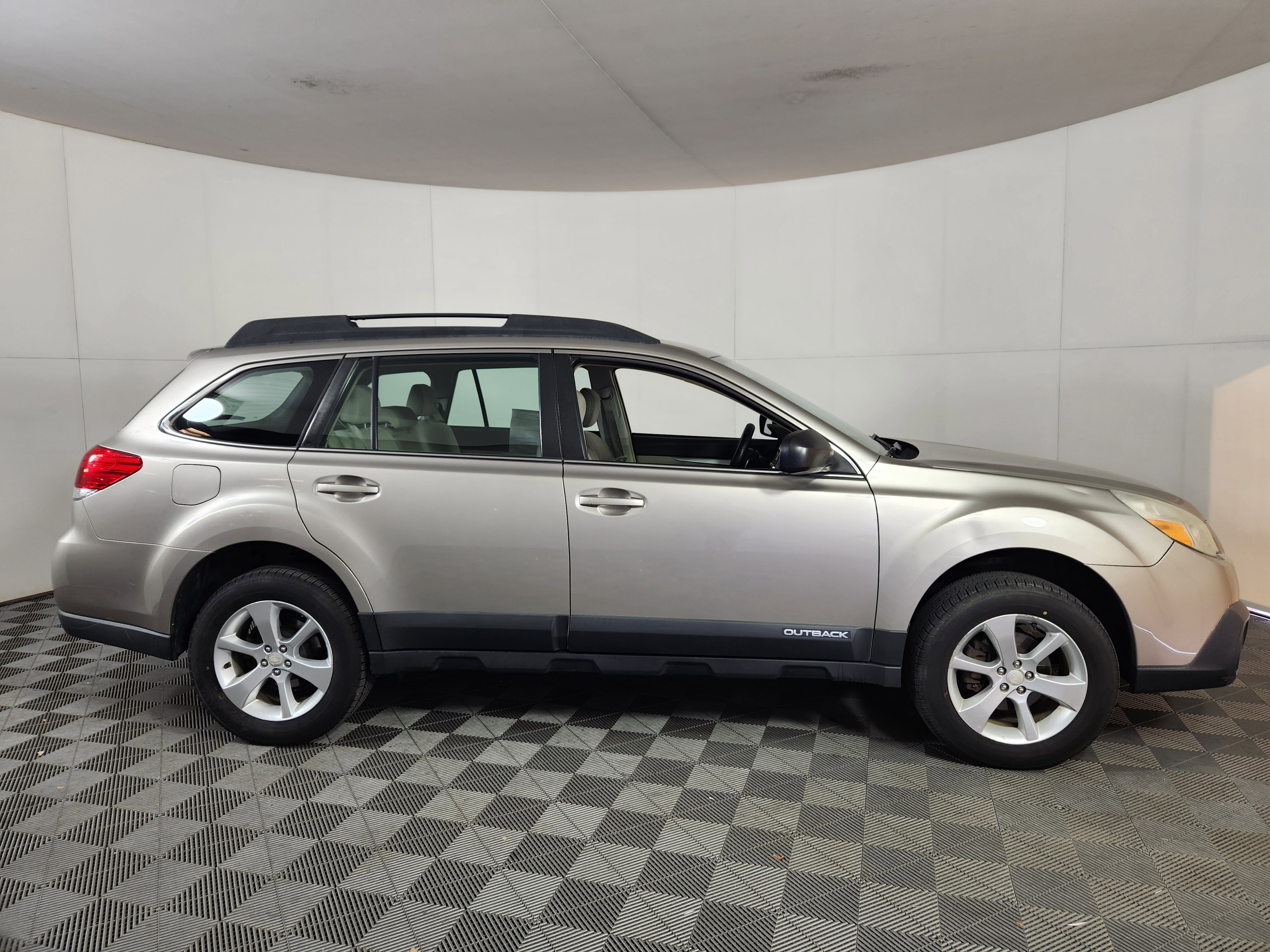 Used 2014 Subaru Outback 2.5i w/ Alloy Wheel Package image 8