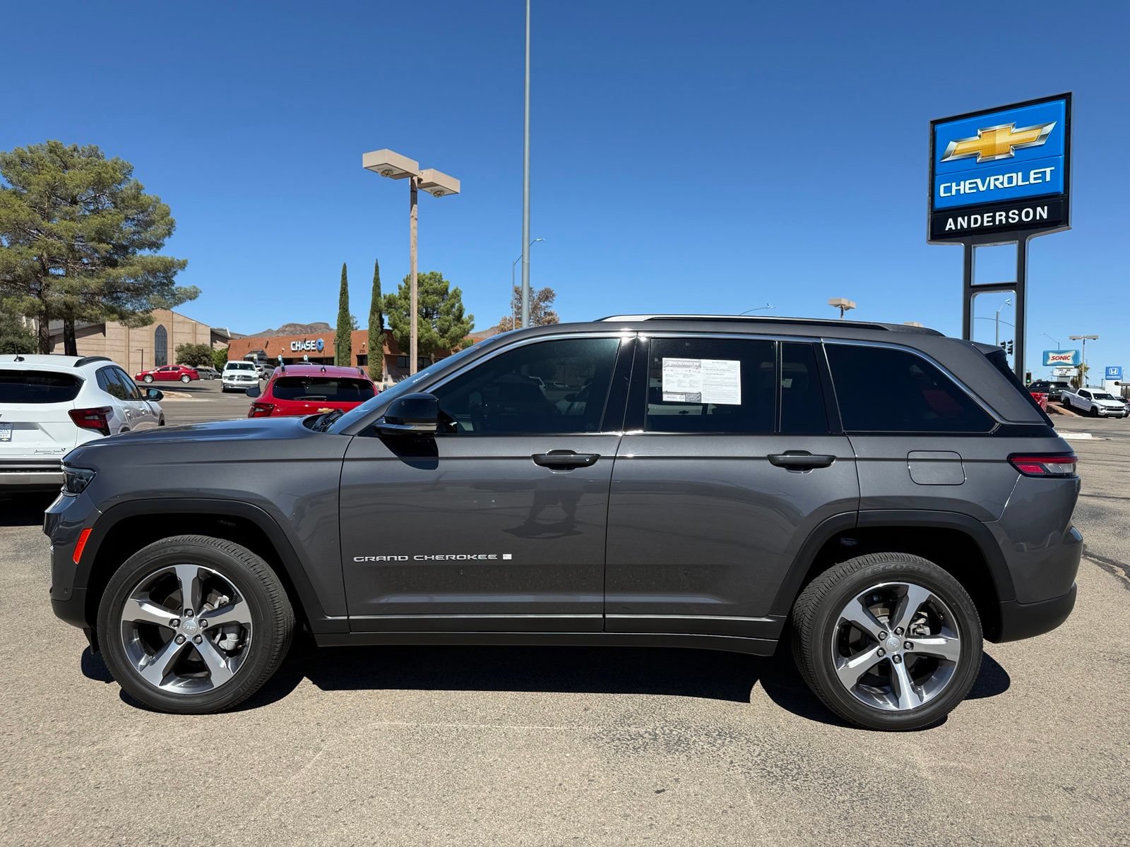 Used 2024 Jeep Grand Cherokee Limited w/ Luxury Tech Group II AWD/4WD image 10
