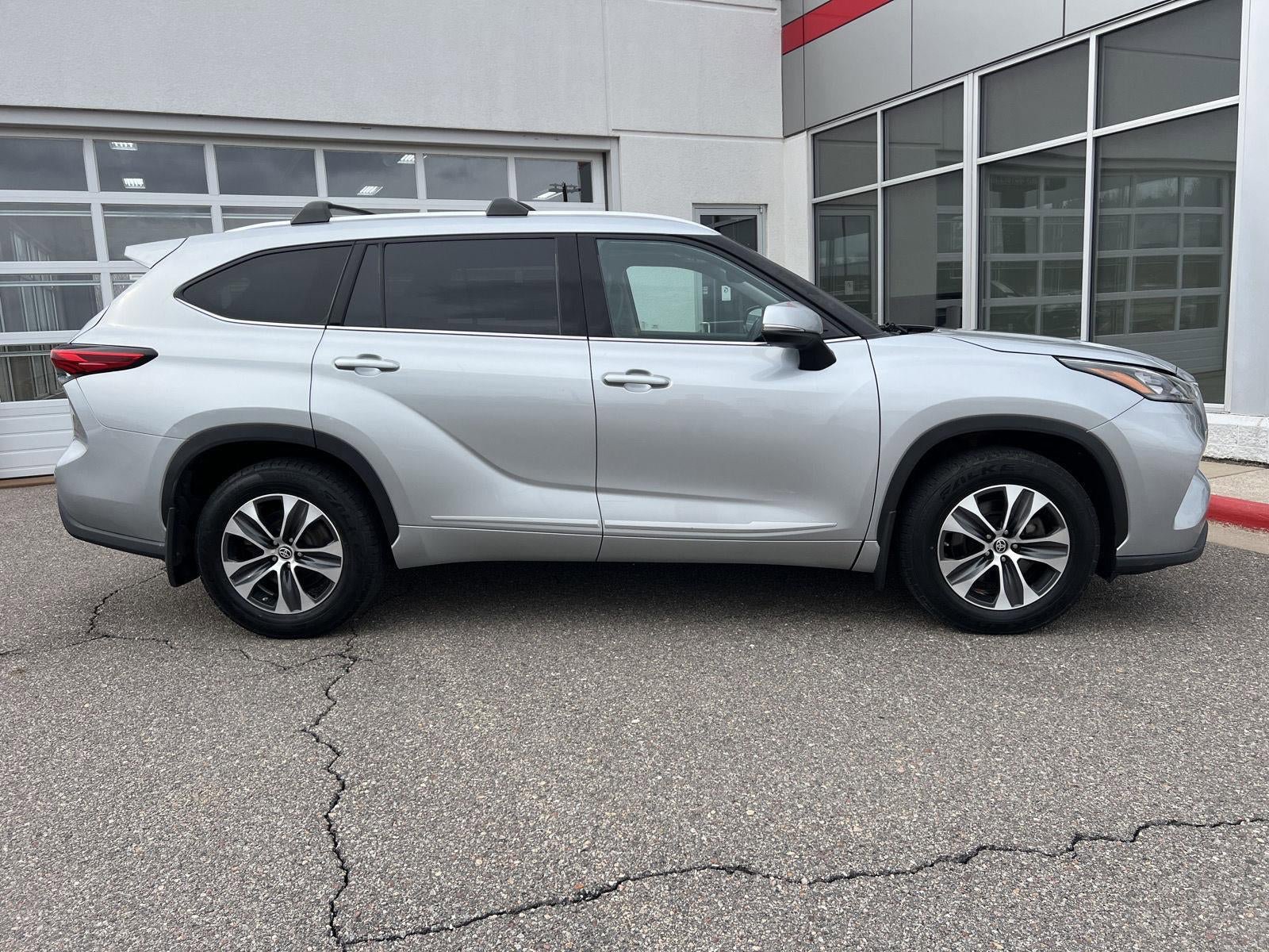 Used 2020 Toyota Highlander XLE AWD/4WD image 26