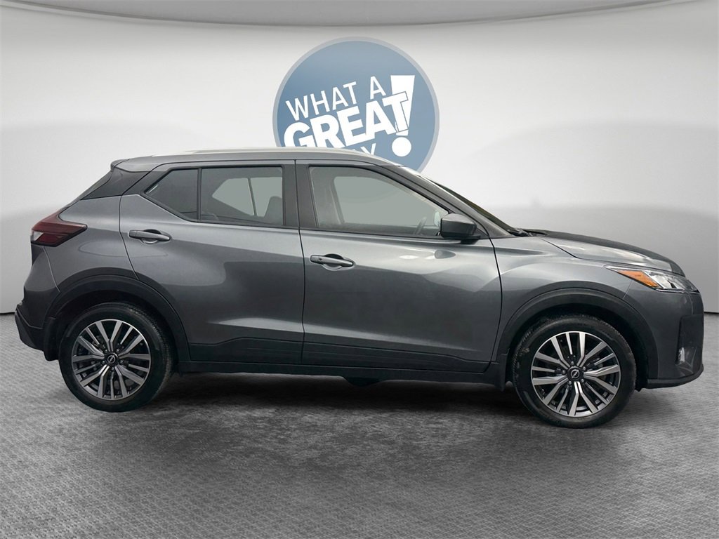 Used 2024 Nissan Kicks SV image 2