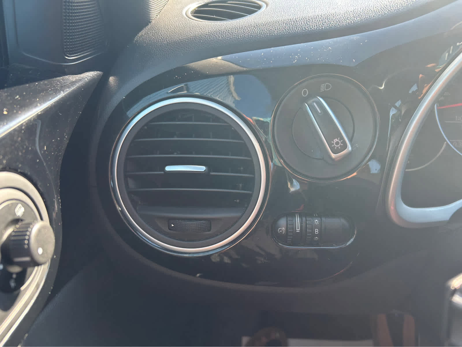 Used 2014 Volkswagen Beetle 2.5 image 17