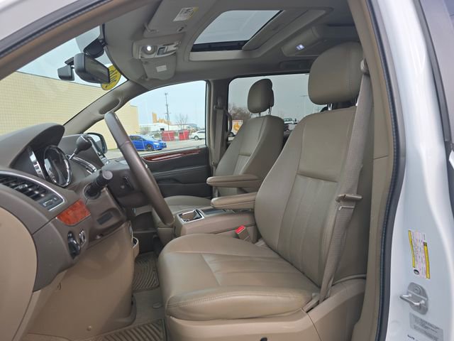 Used 2016 Chrysler Town & Country Touring-L image 12