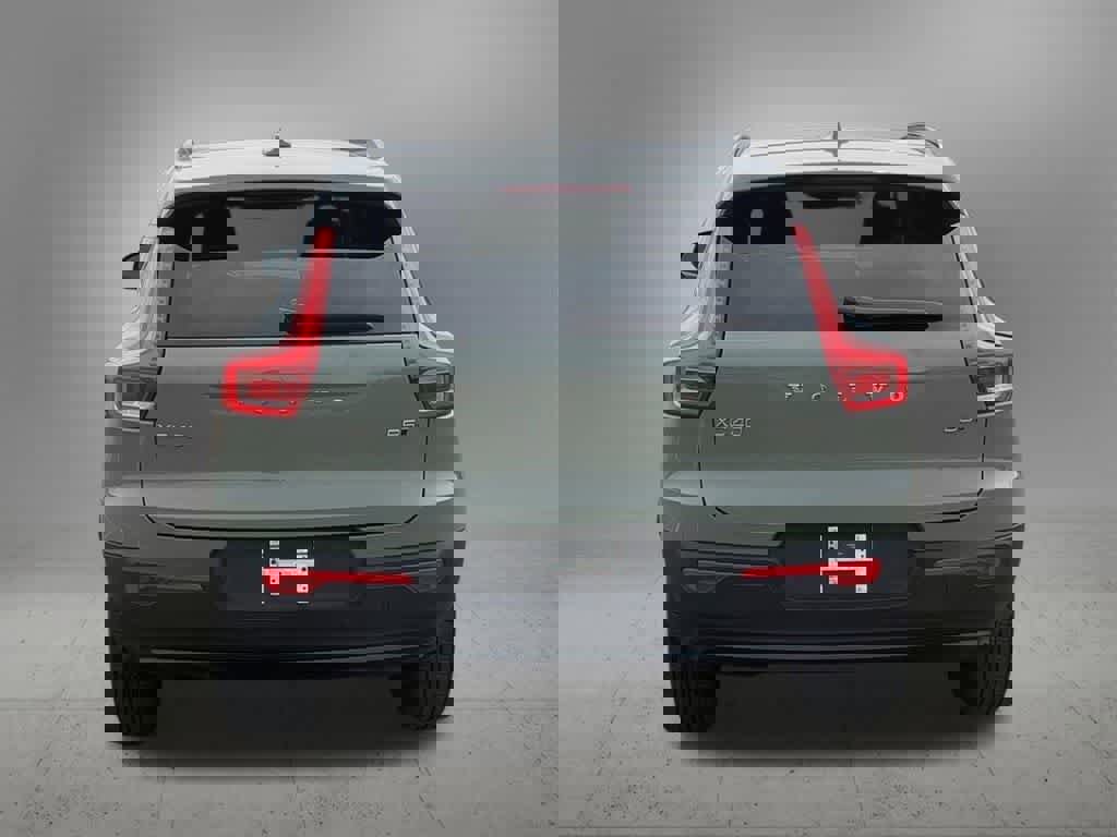 Used 2023 Volvo XC40 B5 Plus w/ Driver Assist Package image 5