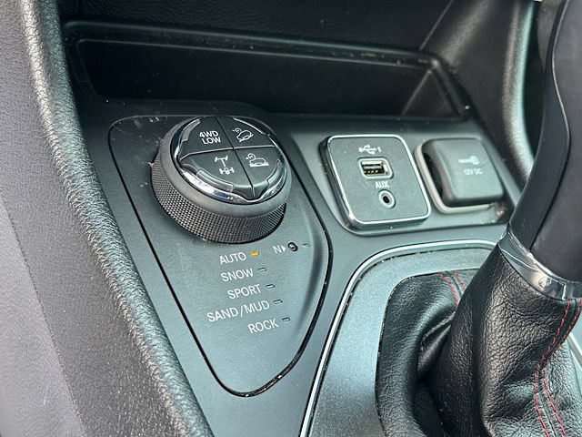 Used 2020 Jeep Cherokee Trailhawk w/ Technology Group AWD/4WD image 27