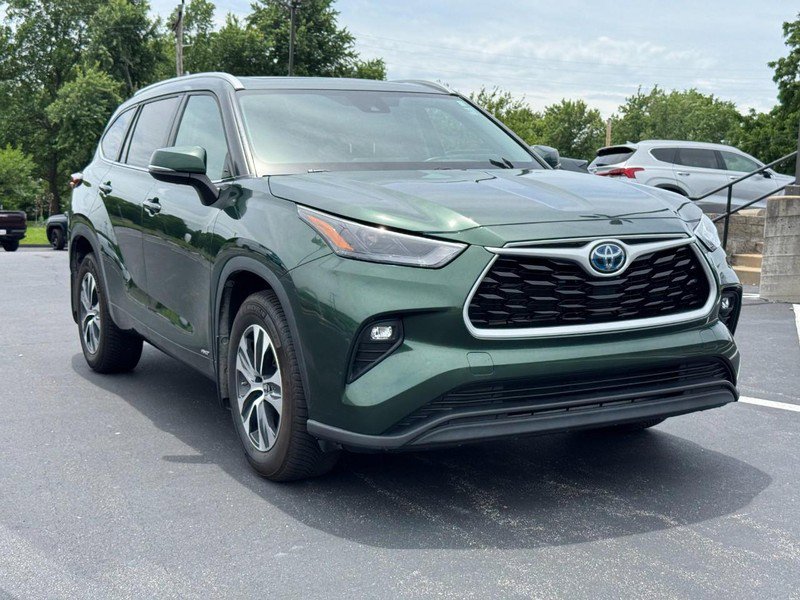 Used 2024 Toyota Highlander XLE AWD/4WD image 2