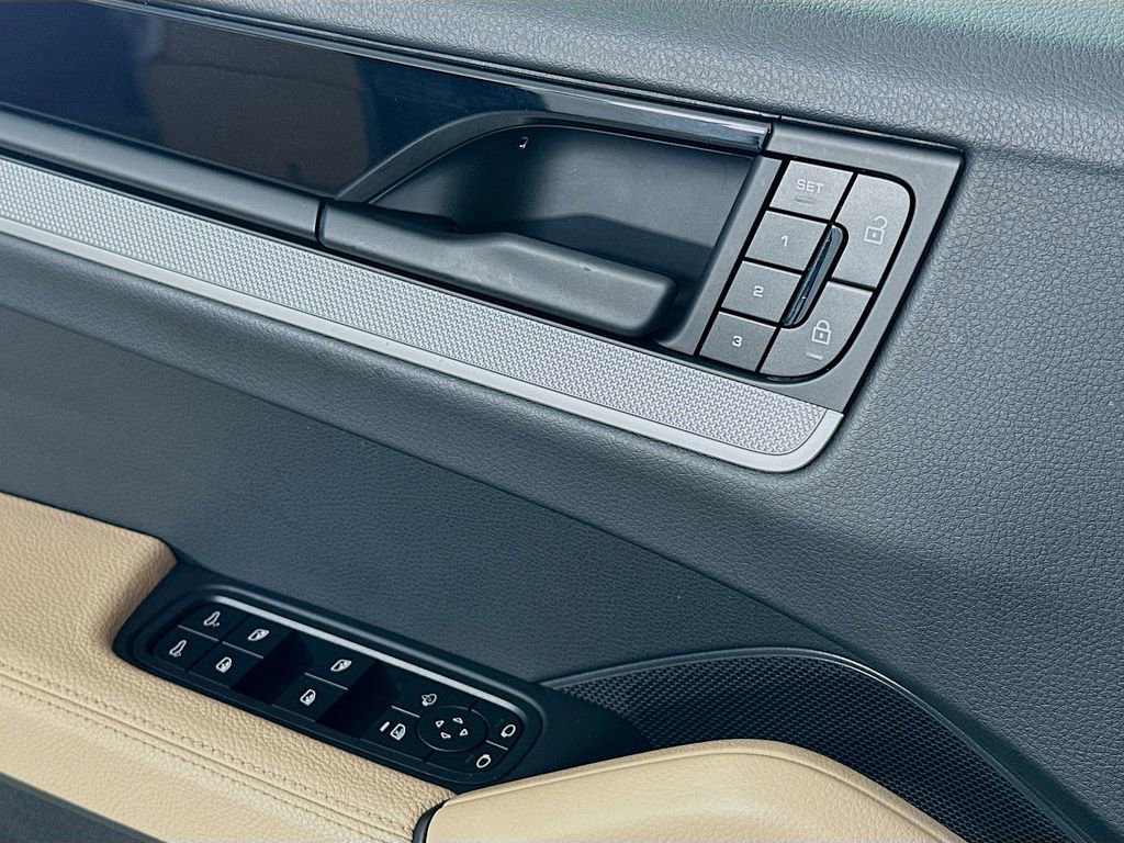 Certified 2024 Porsche Cayenne AWD/4WD image 19