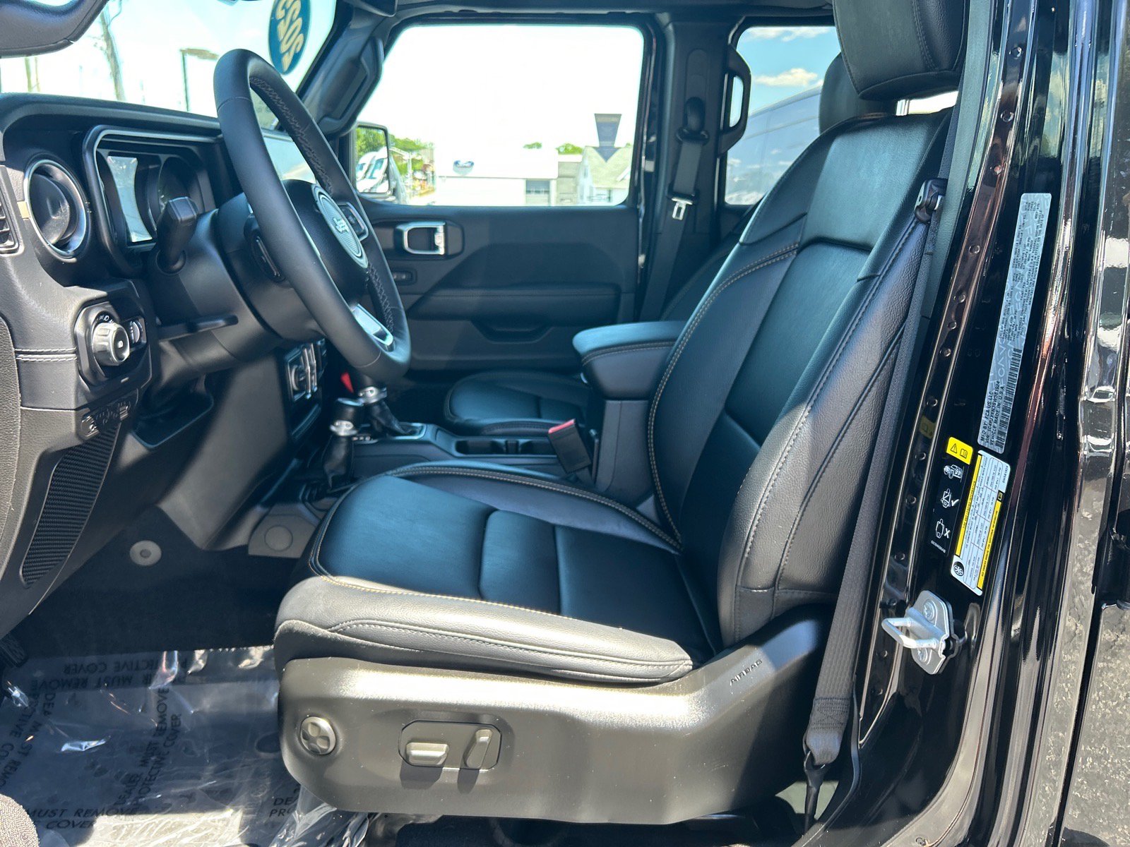 Used 2025 Jeep Wrangler Unlimited Sahara AWD/4WD image 8