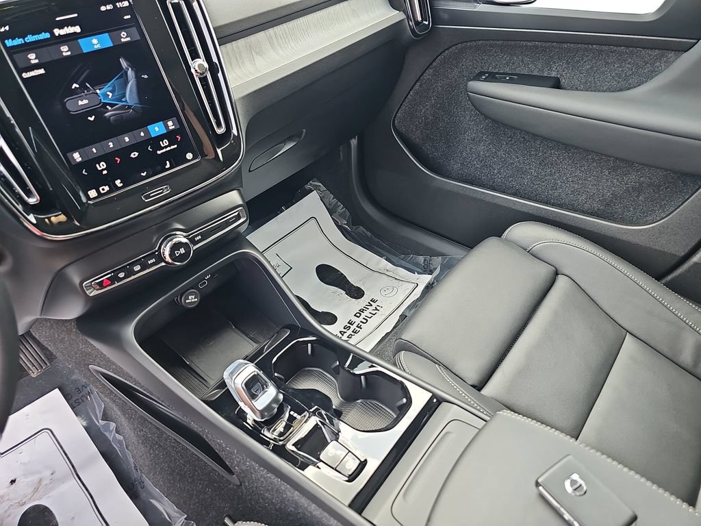 Used 2025 Volvo XC40 B5 Plus AWD/4WD image 25
