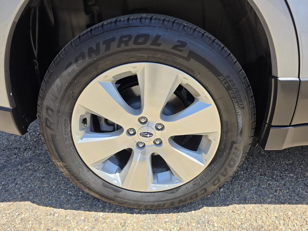 Used 2012 Subaru Outback 3.6R Limited w/ Moonroof Pkg AWD/4WD image 41
