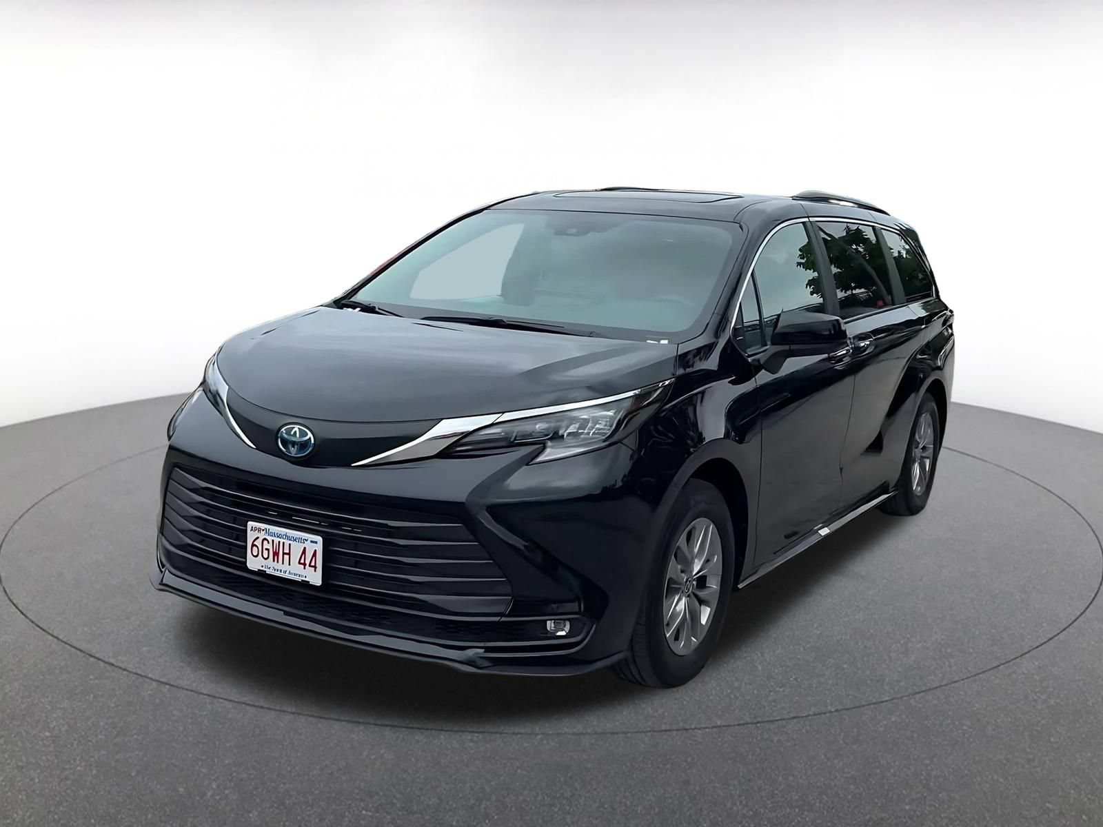Used 2025 Toyota Sienna XLE FWD image 6