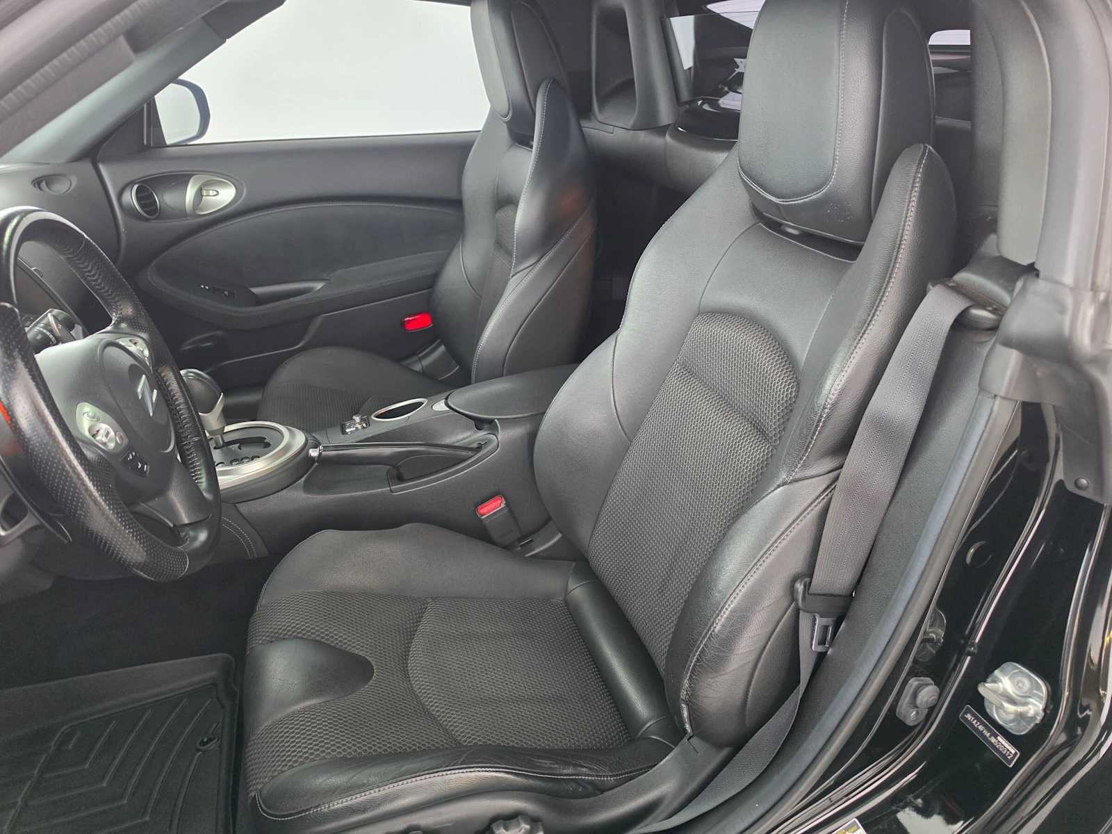 Used 2018 Nissan 370Z Touring RWD image 17