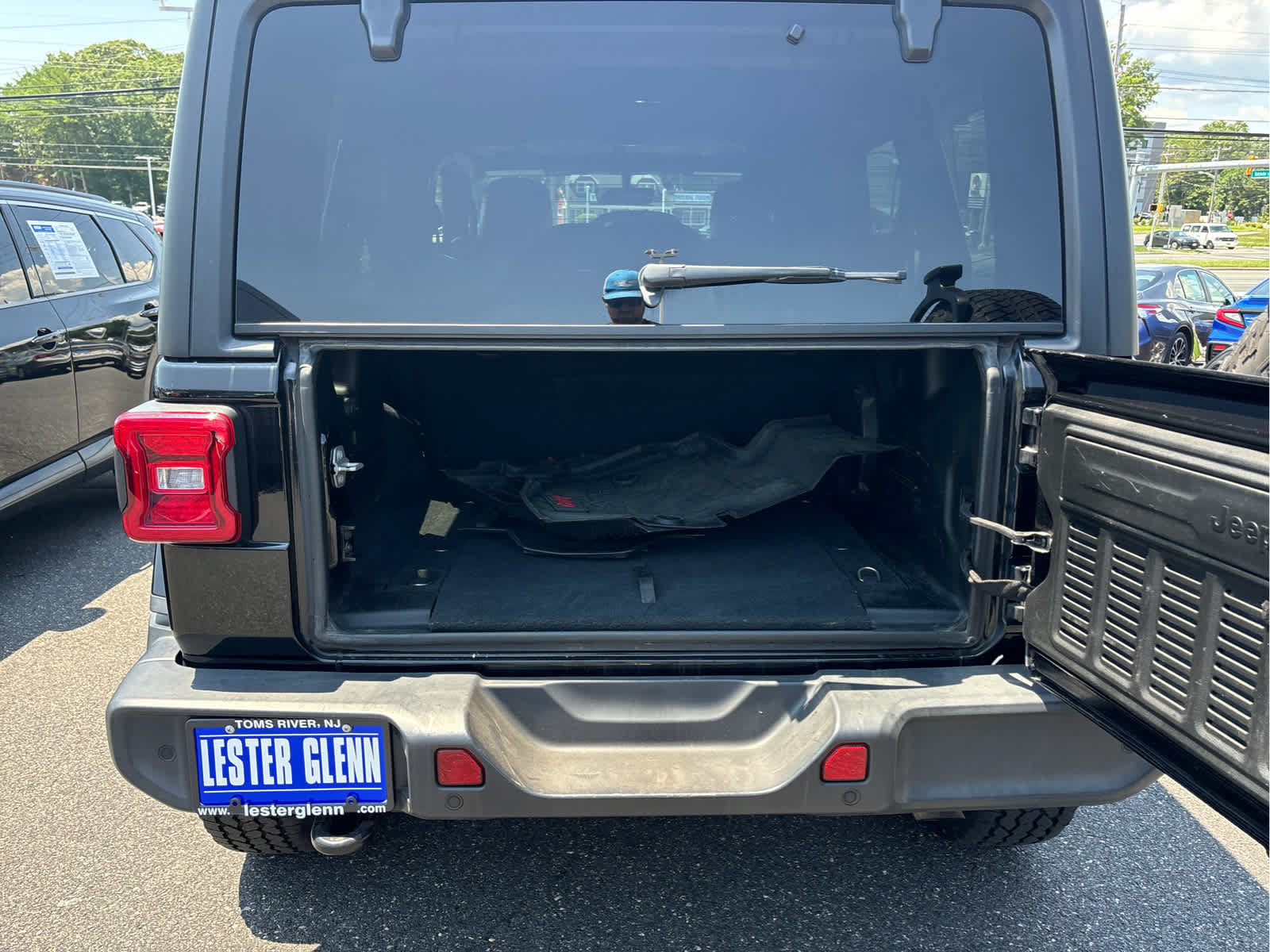 Used 2018 Jeep Wrangler Unlimited Sahara AWD/4WD image 32