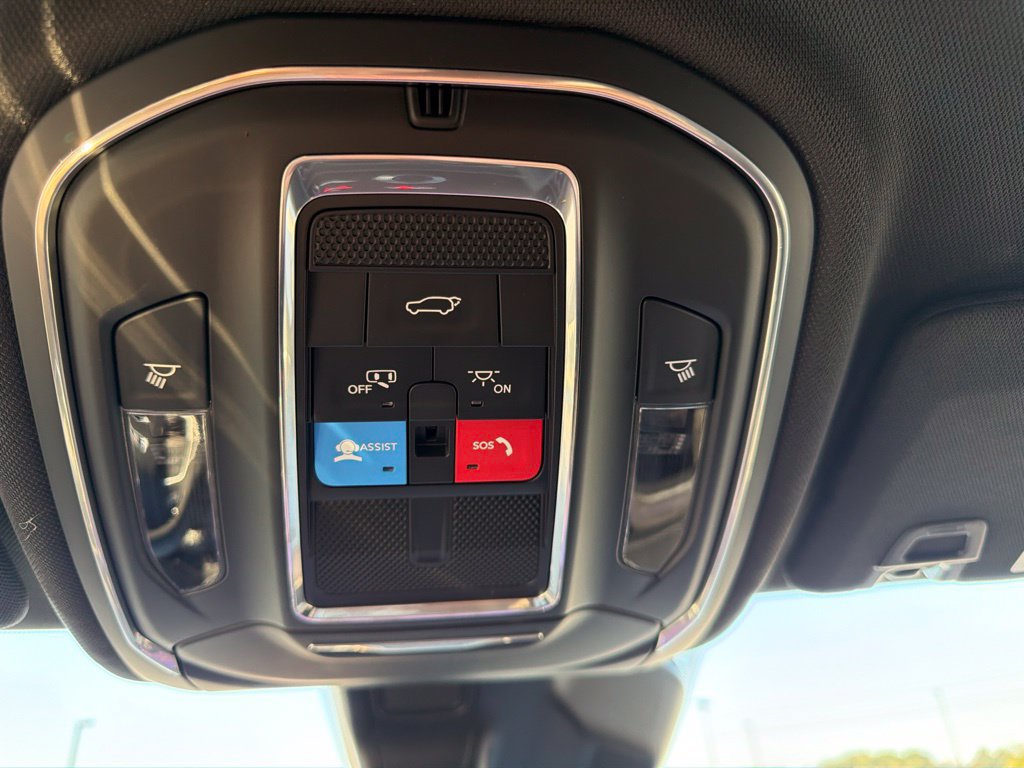 Used 2025 Jeep Grand Cherokee Limited AWD/4WD image 37