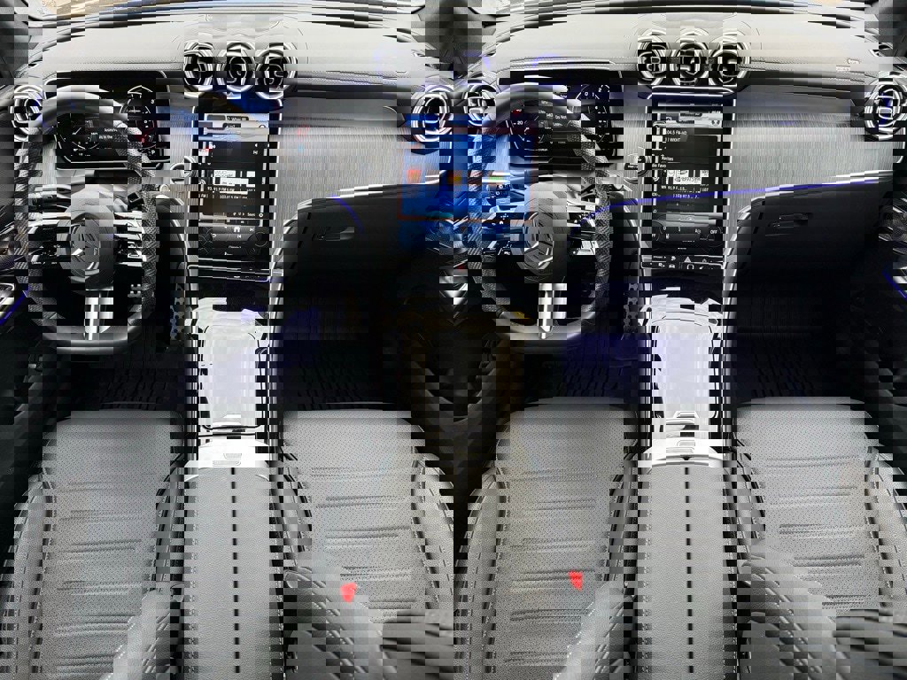 Used 2025 Mercedes-Benz GLC 350e 4MATIC image 4