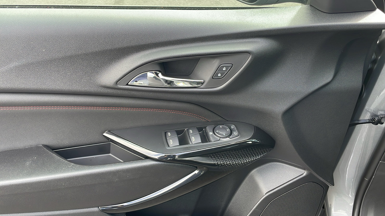 New 2026 Chevrolet Trax RS w/ Sunroof Package FWD image 16