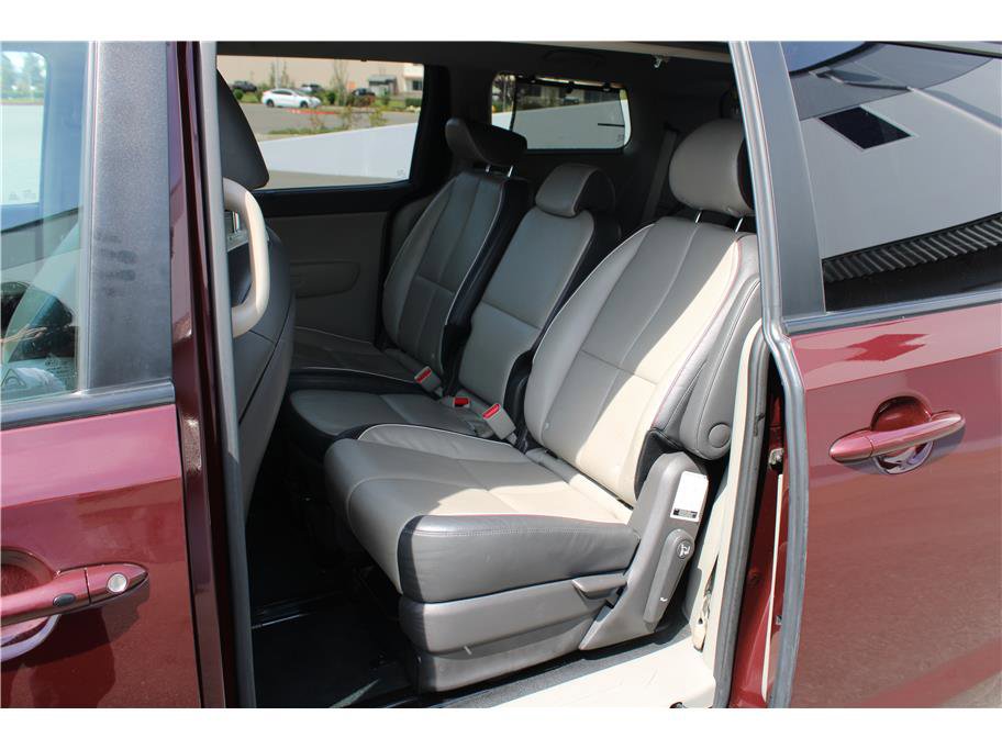 Used 2017 Kia Sedona LX w/ LX Essentials Premium Package FWD image 11