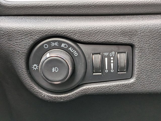 Used 2025 Chrysler Pacifica Select image 16