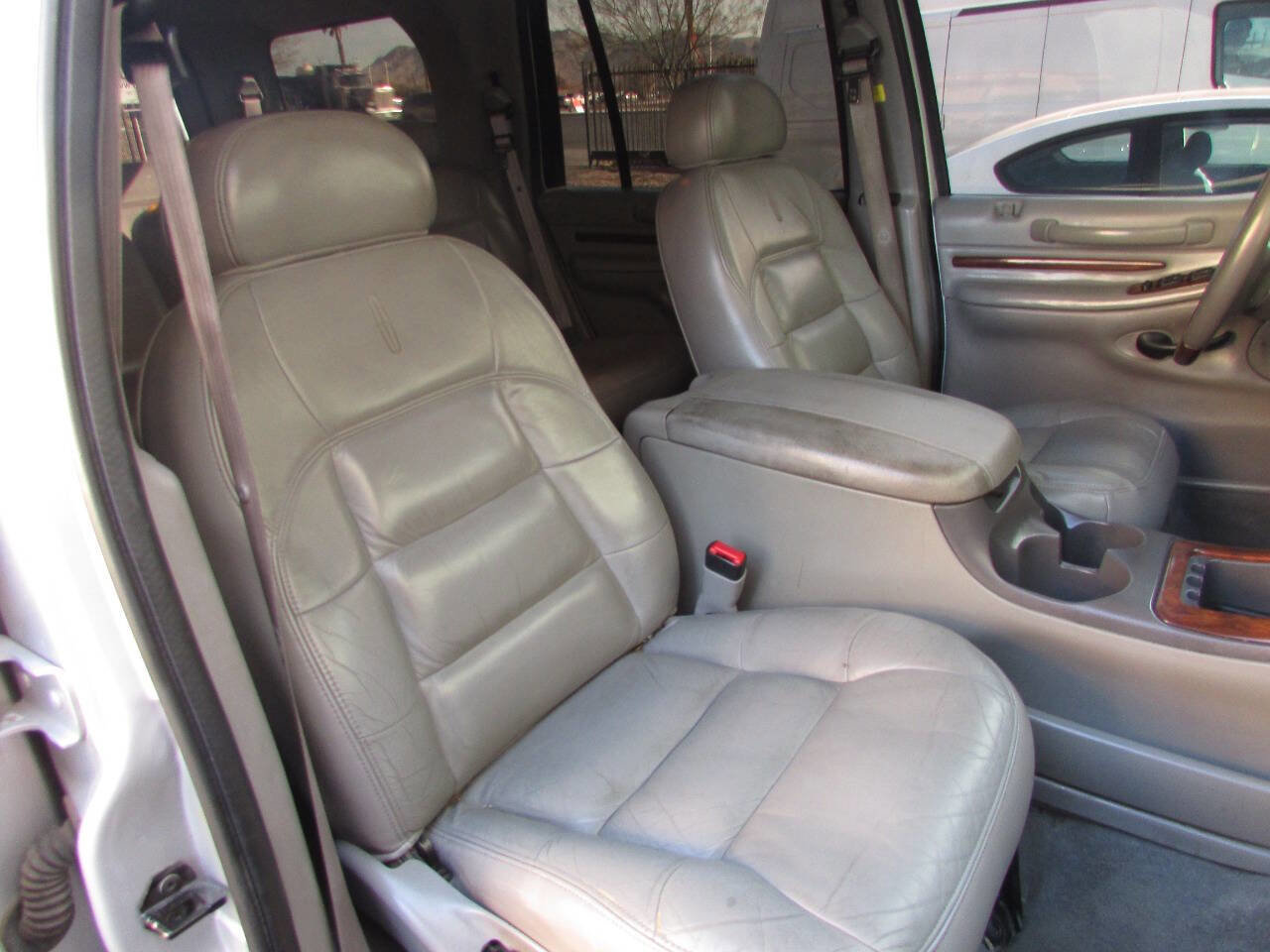 Used 2000 Lincoln Navigator 4WD image 17