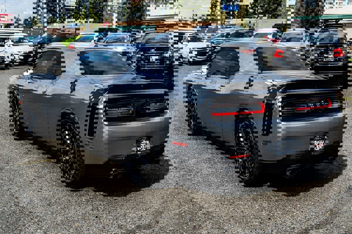 Used 2016 Dodge Challenger R/T Scat Pack w/ Leather Interior Group image 18