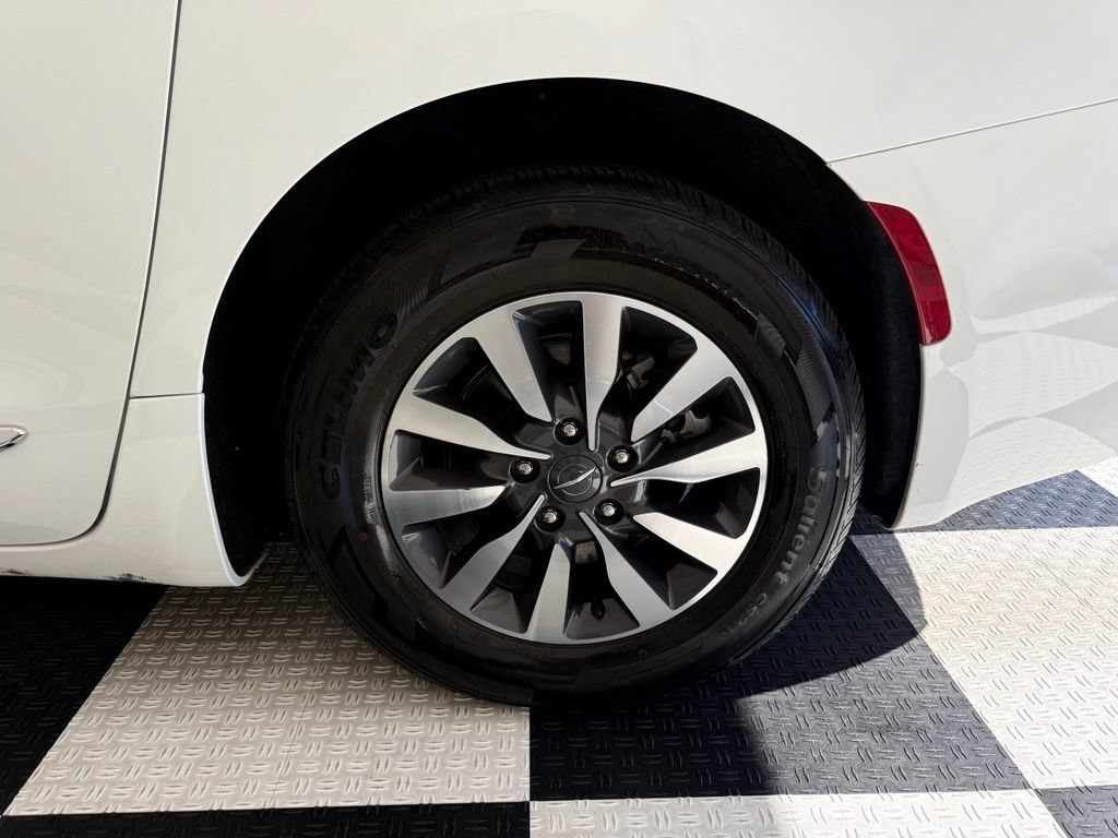 Used 2023 Chrysler Pacifica Limited FWD image 12
