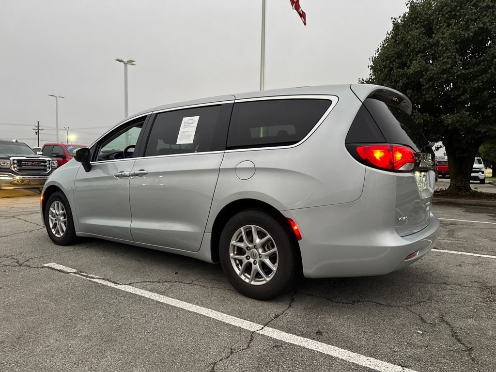 Used 2023 Chrysler Voyager LX image 3