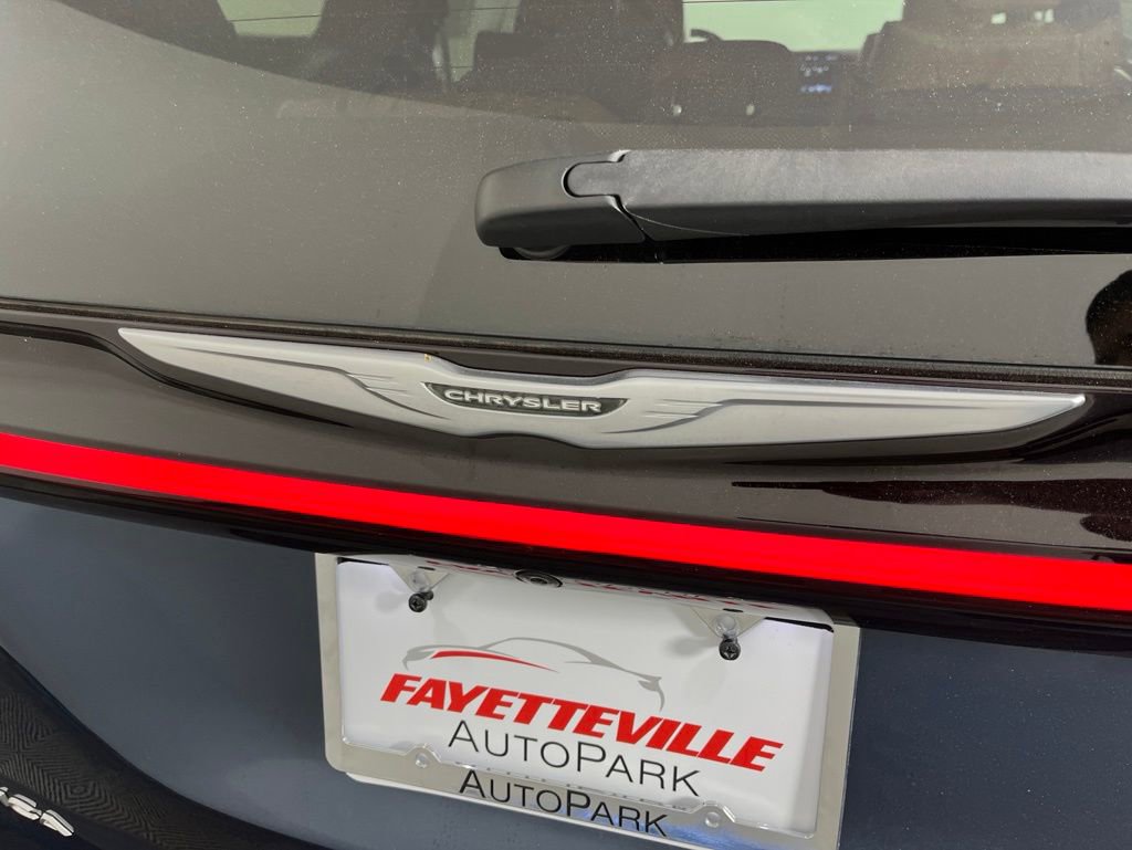 Used 2023 Chrysler Pacifica Pinnacle FWD image 15