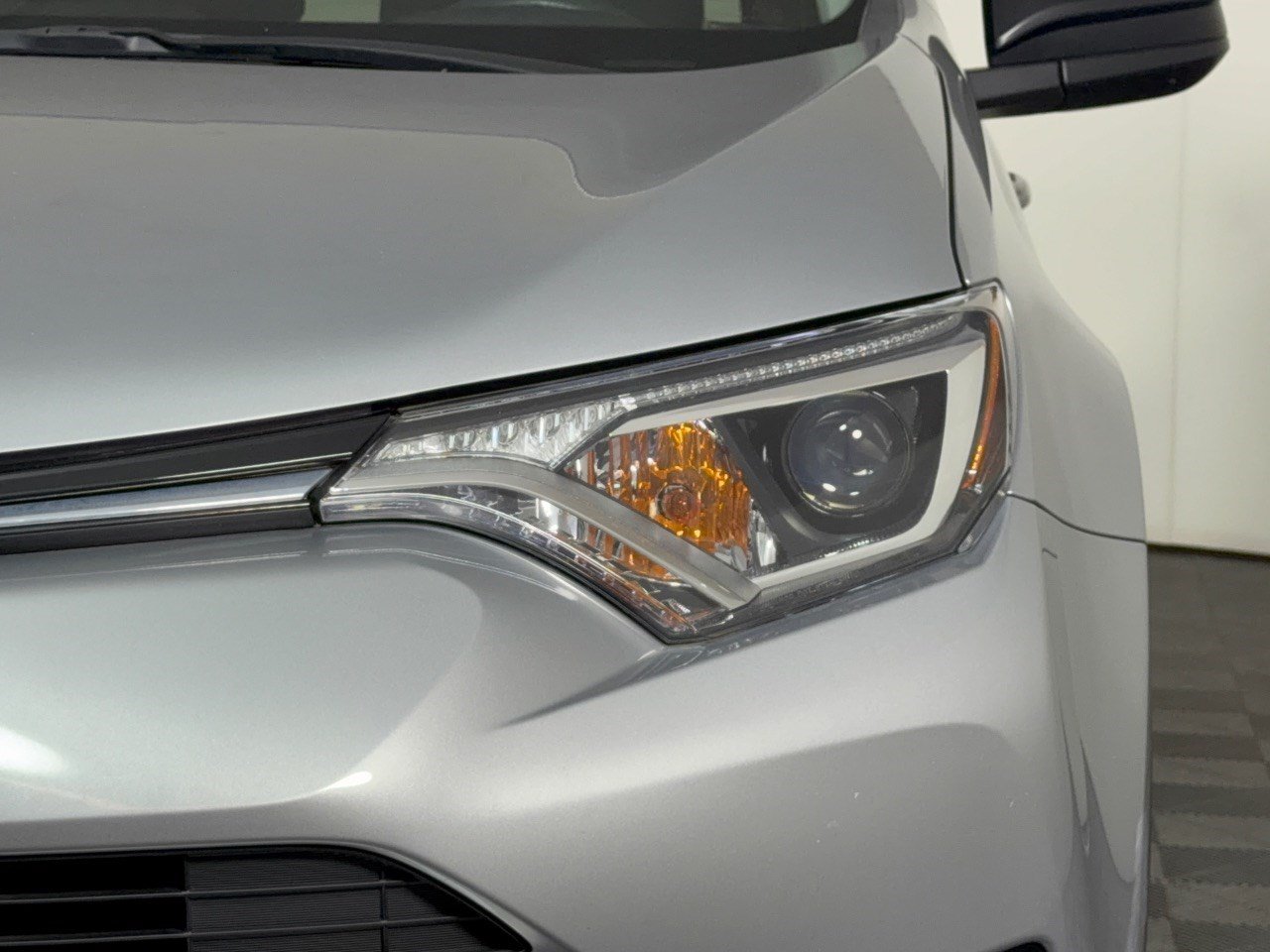 Used 2018 Toyota RAV4 LE FWD image 12