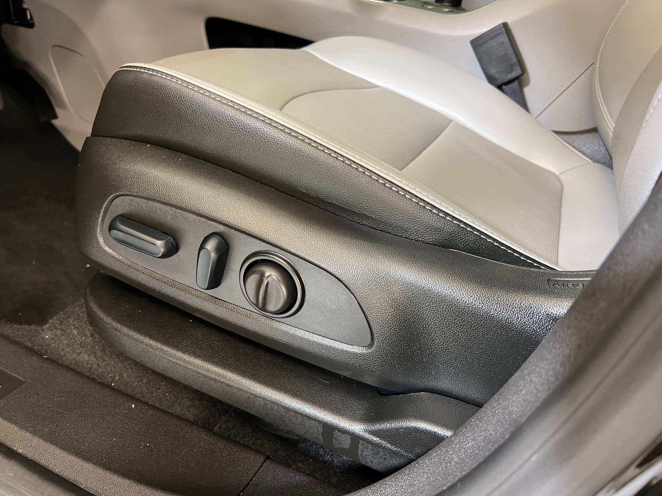 Used 2024 GMC Terrain SLT image 13