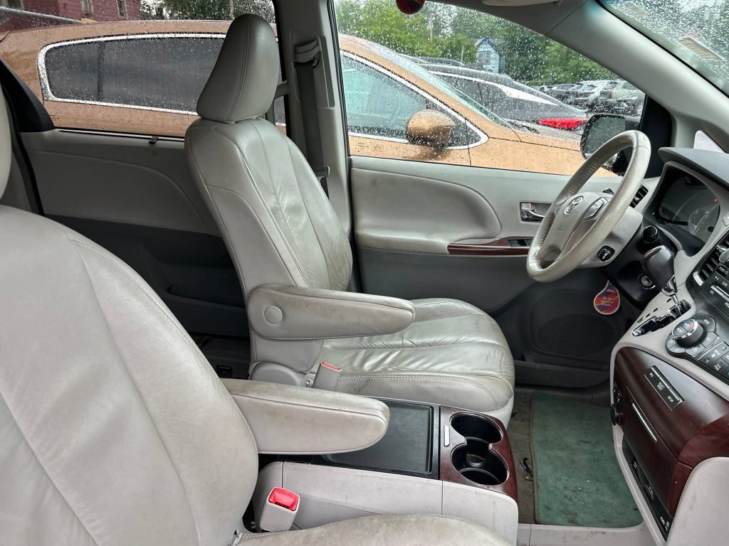 Used 2012 Toyota Sienna XLE w/ Entertainment Pkg FWD image 10