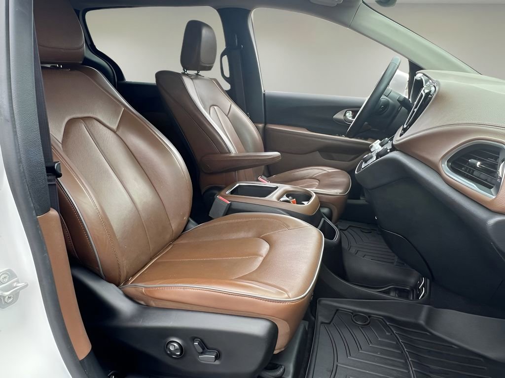 Used 2018 Chrysler Pacifica Limited FWD image 18