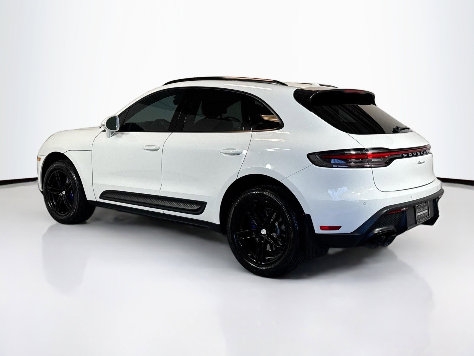 Certified 2022 Porsche Macan image 3
