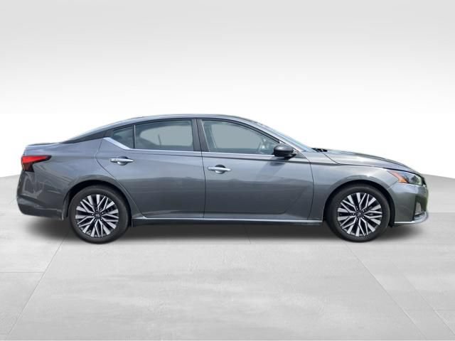 Used 2024 Nissan Altima 2.5 SV FWD image 4